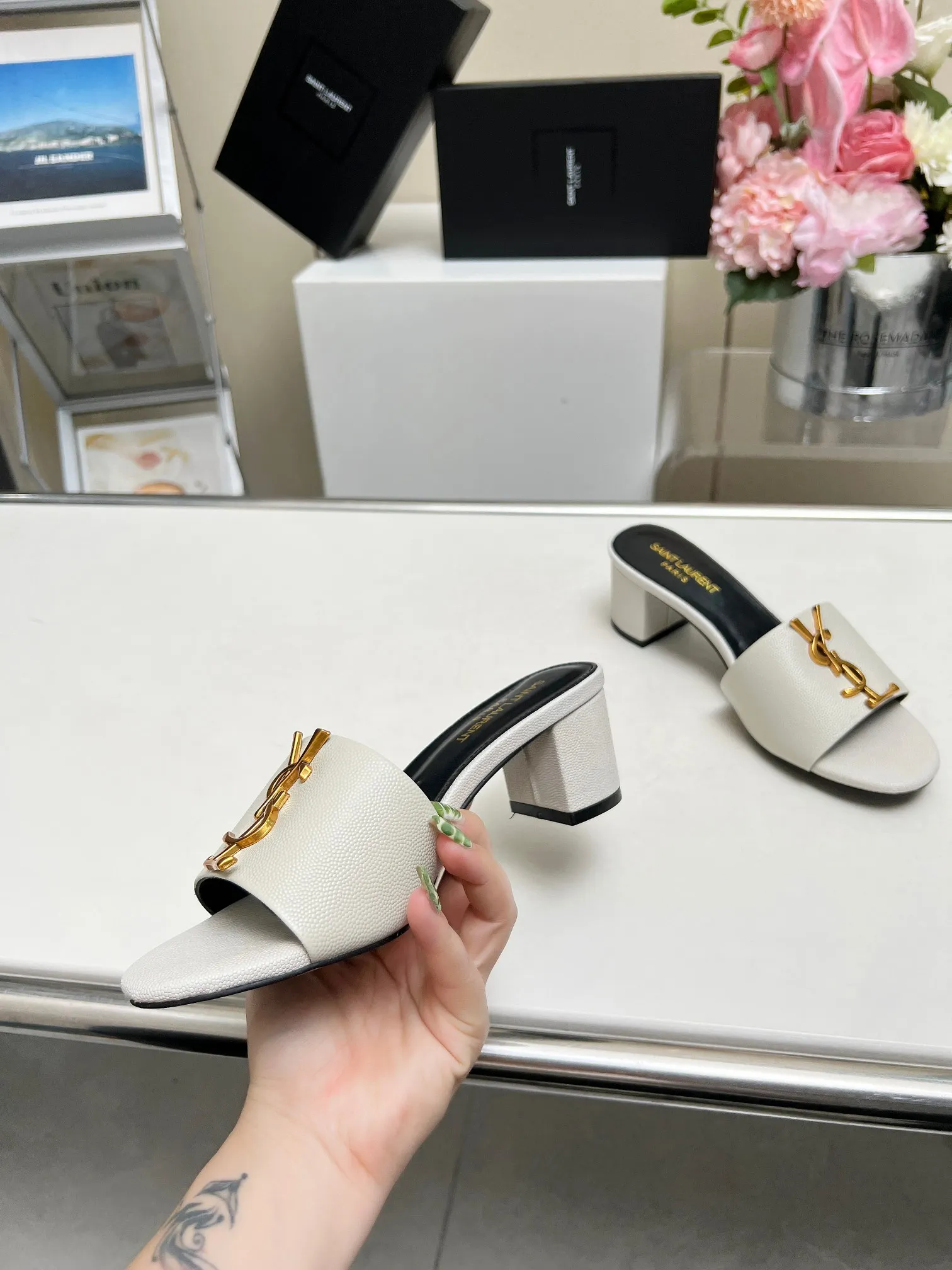 👟👟Ex-factory price 340👟👟 Genuine leather sole +30 Heel height: 5cm Fabric: Cow leather Pads: Sheep leather Size: 35-43 (42, 43 custom-made, non-returnable) [Saint Laurent] Saint Laurent 2024 counter synchronized new model, YSL-logo letter buckle decoration, high-quality and glamorous masterpiece, both temperament and fashion Classic and attractive design style, especially beautiful on the feet